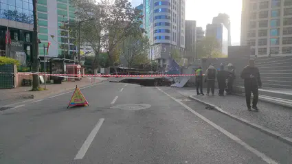 Sarıyer'de yol çöktü: Eski Büyükdere Caddesi trafiğe kapatıldı!