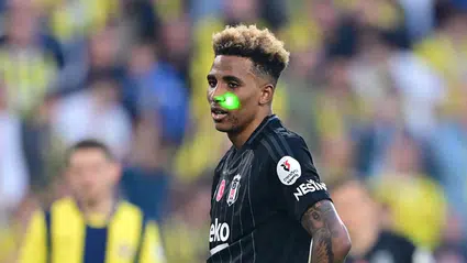 Derbi maçında lazer tutan taraftara spordan men cezası verildi