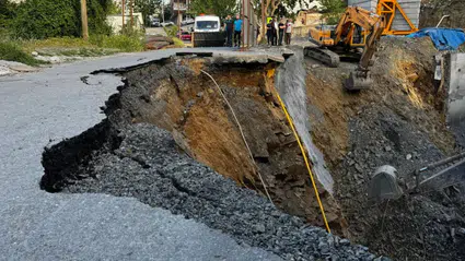Gaziosmanpaşa'da yol çöktü