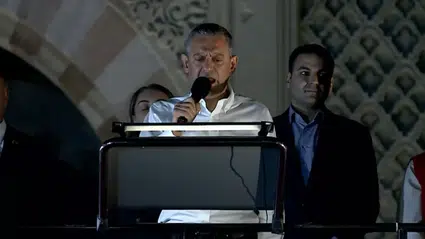 Özgür Özel, Beyazıt Meydanı'nda düzenlenen mitingde İmamoğlu için toplanan imza sayısını açıkladı