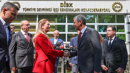 DİSK ve TİSK'i ziyaret eden Özgür Özel: "Asgari ücrete ara zam için mücadeleyi büyütmeliyiz"