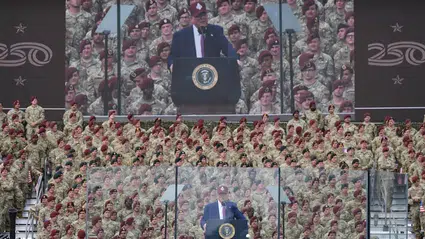 Donald Trump Fort Bragg’ta kurşun geçirmez cam arkasından konuştu, göstericilere sert tepki verdi