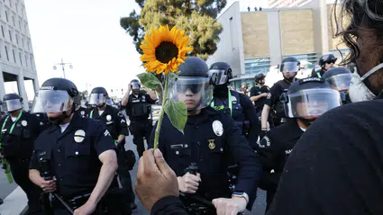 Los Angeles’ta protestolar büyüyor: Sokağa çıkma yasağı ilan edildi