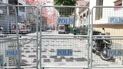Taksim’de Onur Yürüyüşü öncesi yoğun güvenlik önlemi: Valilik yasağı, metro seferlerine kısıtlama