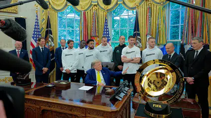 Beyaz Saray'da Juventus kulübünü ağırlayan Donald Trump, futbolculara trans sporcular hakkındaki fikirlerini garip bir üslupla sordu