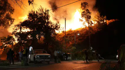 Sakız Adası alevler altında: Birçok yerleşim yeri tahliye edildi