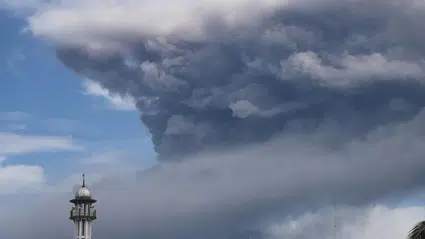 Endonezya’daki Lewotobi Yanardağı patladı: Uçuşlar iptal edildi, tahliyeler başladı