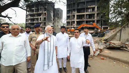 Hindistan Başbakanı Modi, uçak kazasının yaşandığı bölgeyi ziyaret etti