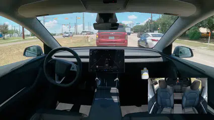 Tesla bir ilke imza atarak aracı sahibine sürücüsüz olarak teslim etti!