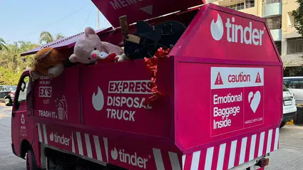 Tinder Hindistan’ın kampanyası: 'Eski sevgililerden kalan eşyaları çöpe atıyoruz'