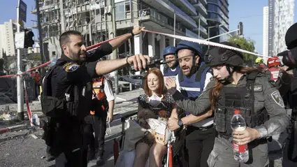 İran İsrail'i balistik füze ile vurdu: Hastane ile borsa binası hedef alındı