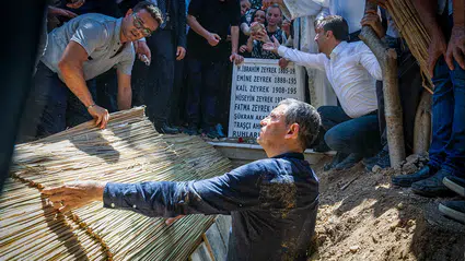 Ferdi Zeyrek’i Manisa’da on binler uğurladı: Özgür Özel cenazeyi elleriyle defnetti