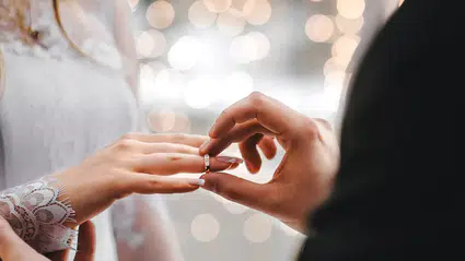 Evlenmeden önce hediye ettiği telefondan casus yazılım çıktı: Eş suçlu bulundu!