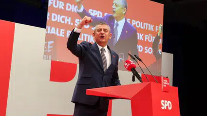 Özgür Özel Berlin’de SPD Kongresi’nde konuştu: Kurtuluş yok tek başına