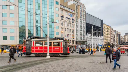 Kamuya açık alanlarda yüksek sesle müzik dinleyenlere para cezası geliyor