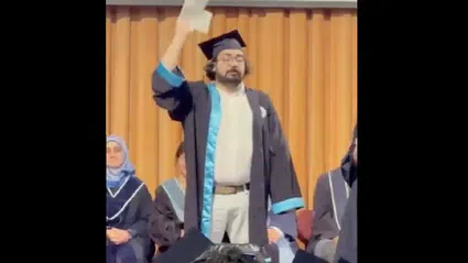 Boğaziçi Üniversitesi mezuniyet töreninde gergin anlar: Öğrenci diplomasını yırttı