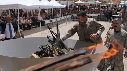 Terör örgütü PKK'dan bir grup, Irak’ın Süleymaniye kentinde silahlarını imha etti