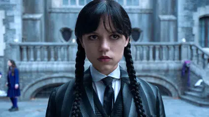 Netflix’in fenomen dizisi “Wednesday” 3. sezonuyla geri dönüyor: Jenna Ortega’nın yeni imajı sosyal medyayı salladı