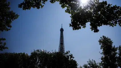 Fransa’da aşırı sıcaklar okulları kapatmaya zorladı: Paris’te trafik kısıtlamaları ve Eyfel Kulesi üst katı kapandı