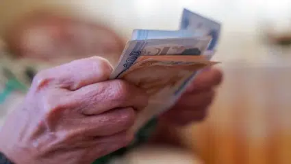 Yaşlı ve engelli aylıkları hesaplara yatırılmaya başlandı