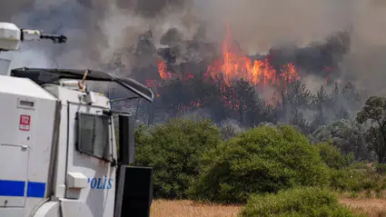 İzmir Bornova'da başlayan yangın Buca’ya sıçradı