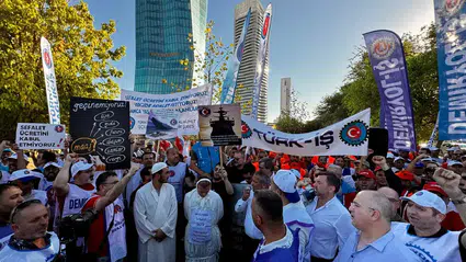 Kamu işçilerinden 81 ilde AK Parti binaları önünde eylem: "Sefalet ücretine son” çağrısı