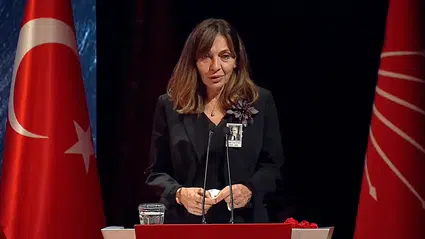 Altan Öymen'in cenaze töreninde kızı Aslı Öymen gözyaşlarına hakim olamadı