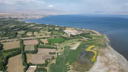 Van Gölü'nün çekilmesiyle iki mahalle arasındaki mesafe 1 kilometreye indi