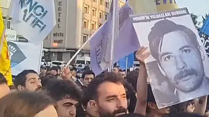 Polis, Saraçhane’de Mahir Çayan bayrağı taşıyan öğrencilere müdahale etti