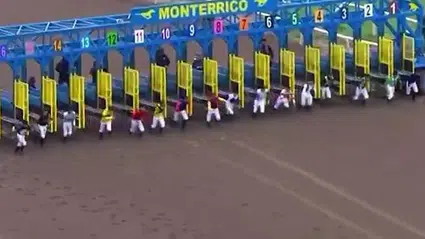 Peru’da jokeyler atları olmadan pistte koştu: 'Jockey Fest' renkli görüntülere sahne oldu