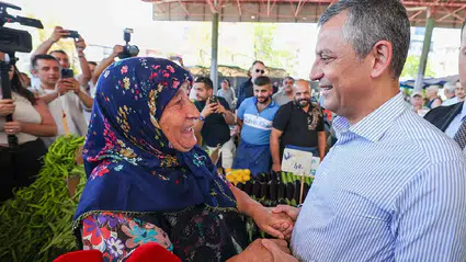 Özgür Özel pazarda: Geçim derdi her yerde, değişim sandıkta olacak