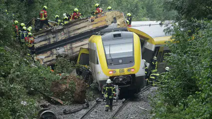 Almanya’da yolcu treni raydan çıktı: 3 ölü, 34 yaralı