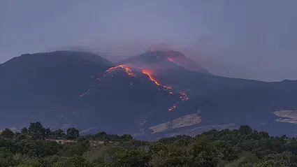 Etna Yanardağı’nda lav akışı 2 kilometreye ulaştı, patlama riski büyüyor