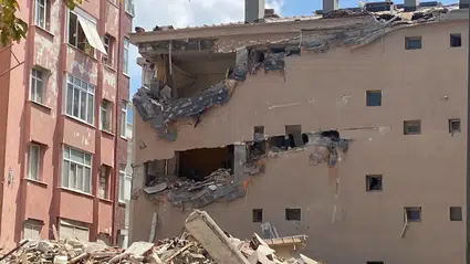 Küçükçekmece’de yıkım sırasında çökme: Bina yan tarafa devrildi