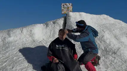 Iğdırlı berber müşterisini Ağrı Dağı zirvesinde tıraş etti