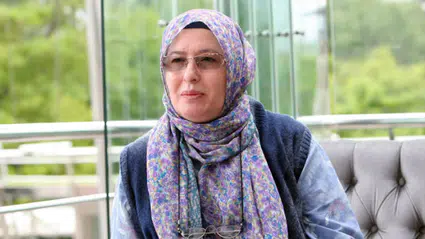Diyanet'in hutbesine sinirlenen ünlü feminist yazar Berrin Sönmez başörtüsünü çıkaracağını açıkladı