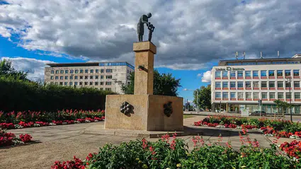 Almanlar Sovyet döneminden kalma şehirde yaşamak için sıraya girdi