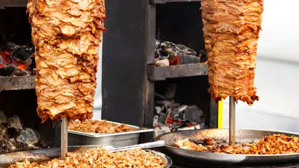 Kocaeli'de 999 kişiyi zehirleyen tavuk döner davasında 2 kişiye hapis istemi