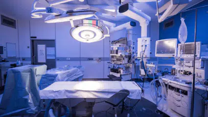 Ameliyat sırasında hemşireyle ilişkiye giren doktor hakkında şaşırtan karar