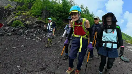 102 yaşındaki Kokichi Akuzawa, Fuji Dağı’na tırmanarak rekor kırdı