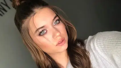 Afra Saraçoğlu'ndan ‘Abi’ dizisindeki yaş farkı eleştirilerine dikkat çeken yanıt