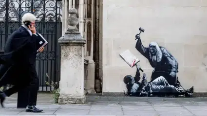Banksy’den Londra’da tartışmalı eser: Yargıcın protestocuyu darp ettiği duvar resmi