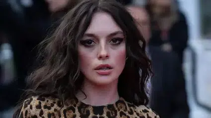 Melis Sezen Venedik’te kırmızı halıya damga vurdu! Dekoltesiyle sosyal medyayı salladı