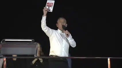 CHP lideri Özgür Özel ve Ekrem İmamoğlu’ndan “Millete Emanet” kitabı