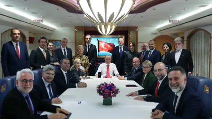 Uçakta gazeteciler ve soruları