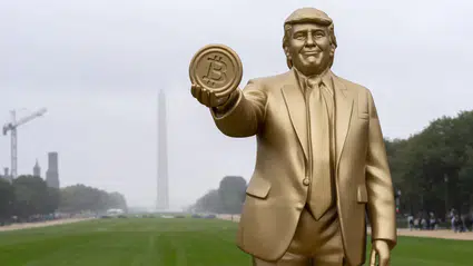 Trump’ın elinde Bitcoin tuttuğu dev heykel Kongre önüne dikildi