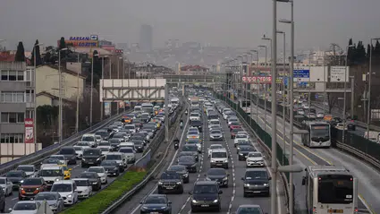 İstanbul sabah trafiği kabusa döndü: Avrupa ve Anadolu yakasında yoğunluk yüzde 80’e ulaştı