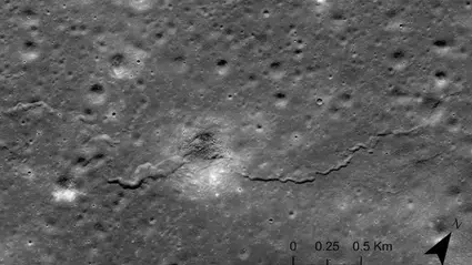 Ay artık sakin değil: Yeni çatlaklar küçülme sürecini kanıtladı