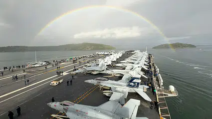 Dünyanın en büyük uçak gemisinde 'tuvalet' krizi: 45 dakikalık kuyruklar personeli isyan ettirdi