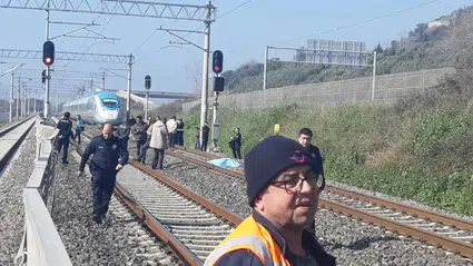 Kocaeli’de raylara giren şahıs yüksek hızlı trenin altında kaldı